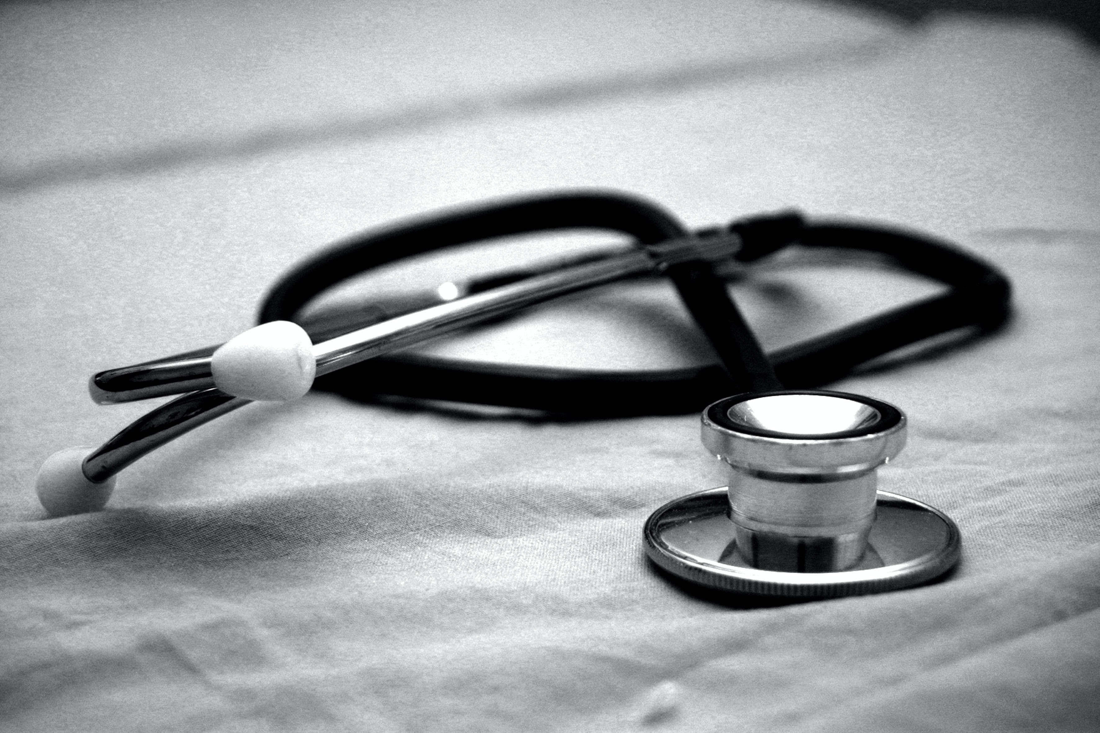 a black and white photo of a stethoscope.